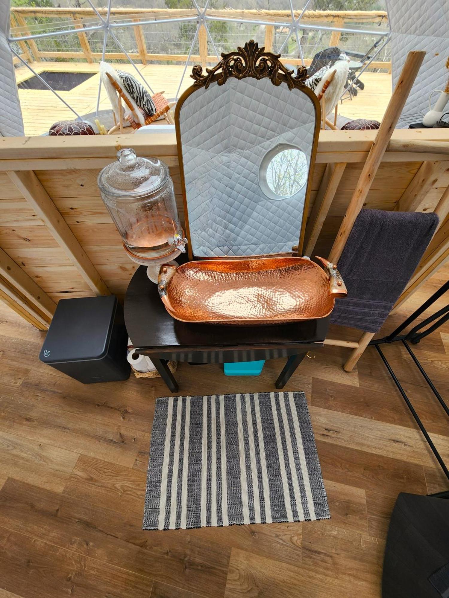 New River View Cliff Dome Glamping @ White River, Minutes To Fishing, Hikes! Luxury tent